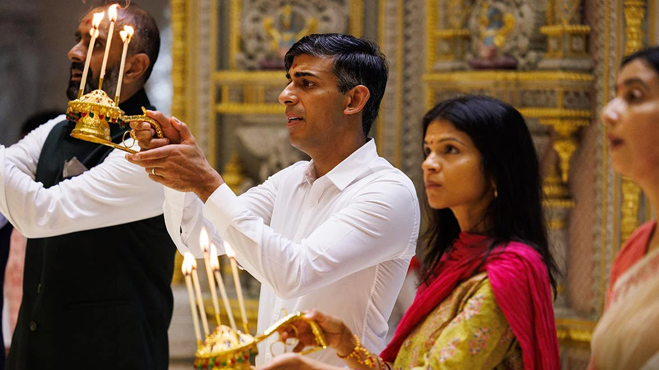 Rishi Sunak and Wife Akshata Murty Visit Akshardham Temple